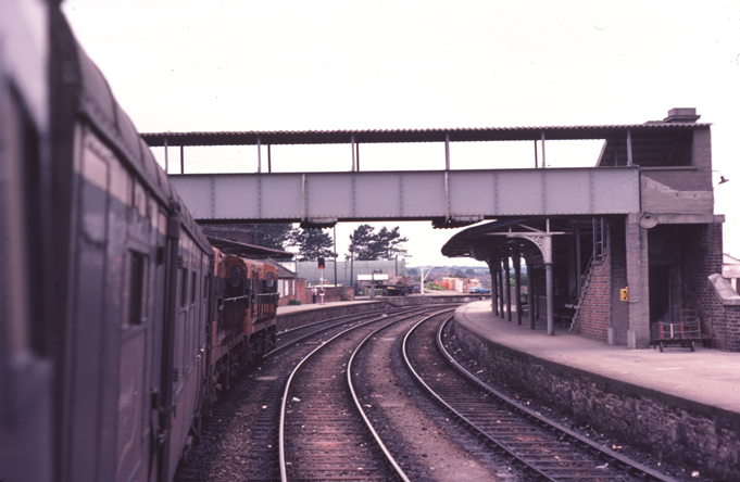 A train on the railway tracks
Description automatically generated with medium confidence