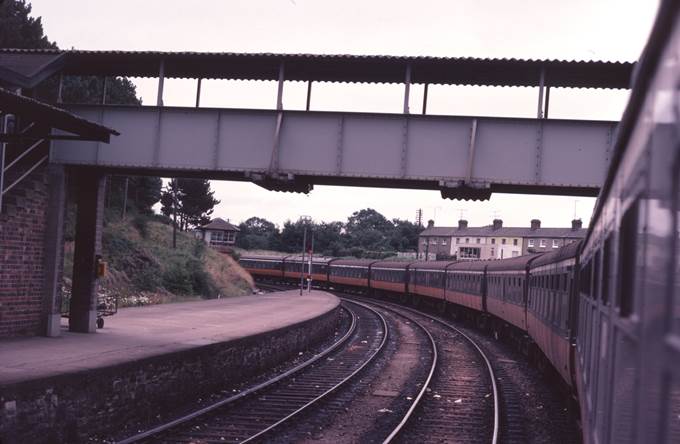 A train on the railway tracks
Description automatically generated with medium confidence