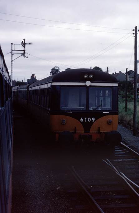 A train on the railway tracks
Description automatically generated with medium confidence